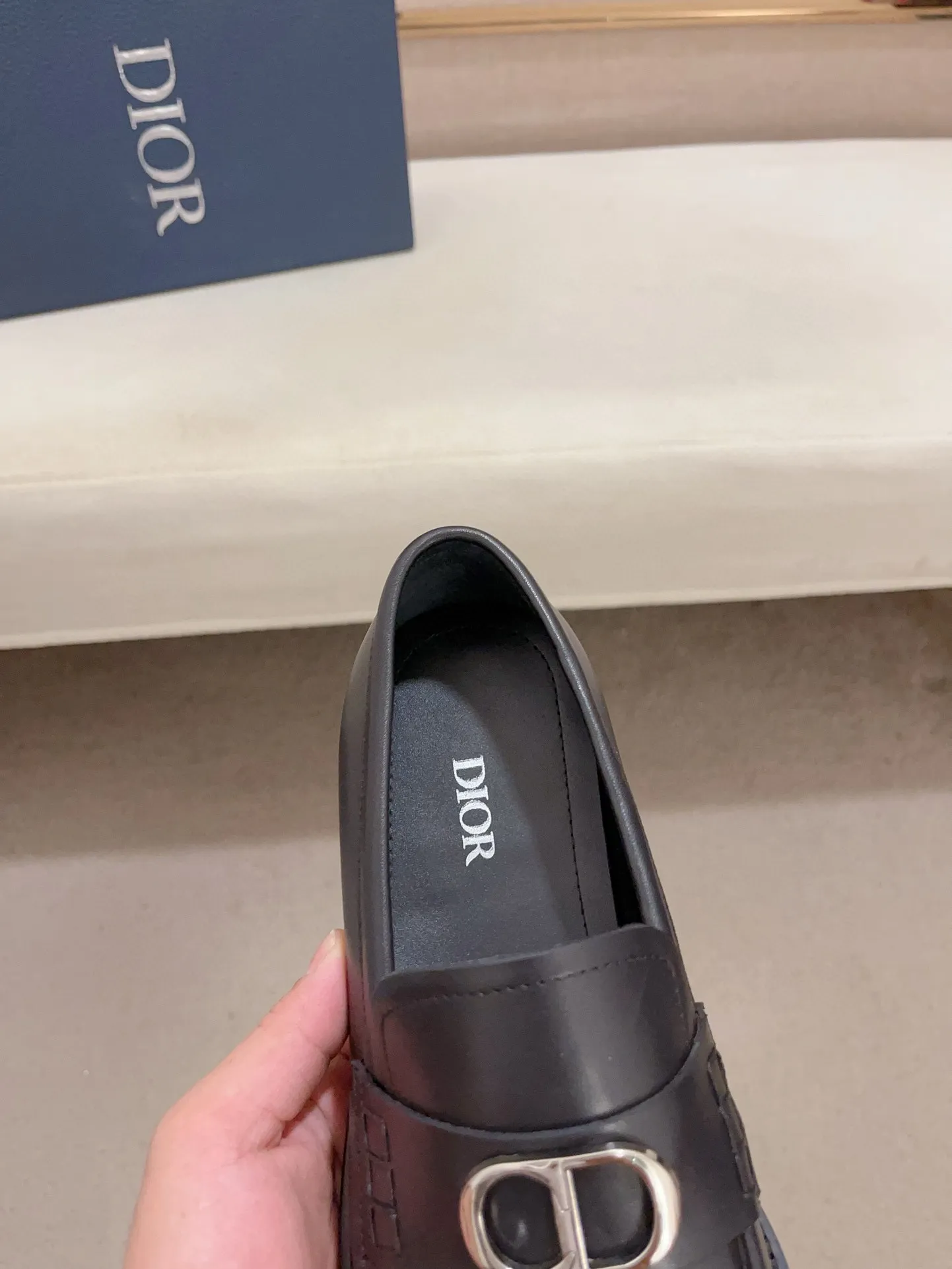 Men's shoes 💰: 560💰 High-end version of Dior Dior's new series. Famous actors and internet celebrities wear super popular designs. The sculptures of French artist Niki de Saint Phalle are designed as rings. Material: Imported original material ➕Painted cowhide Foot pads: cowhide Outsole: Rubber outsole Men's shoe size: 38~44 Can be customized to size 45